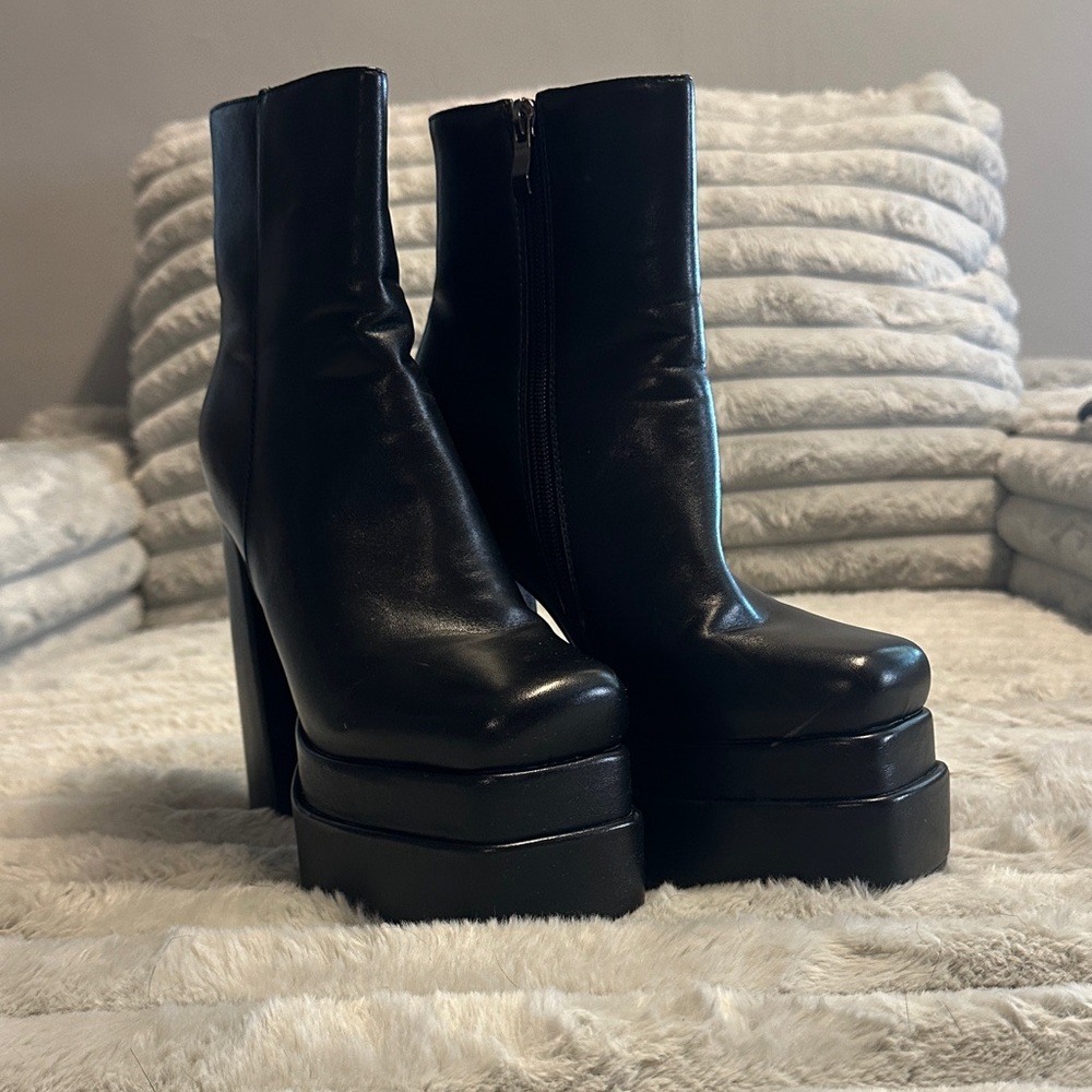 Black heel boots